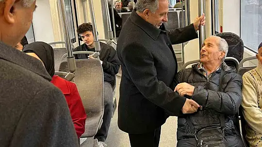 Başkan Yalçın meclis toplantısına tramvayla gitti
