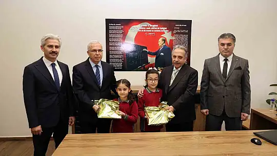 Başkan Yalçın öğrencilerin karne sevincinde