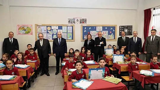 Başkan Yalçın öğrencilerin karne sevincinde