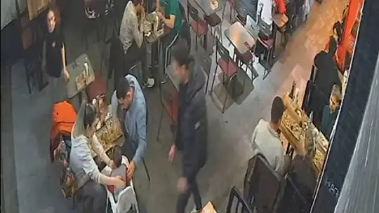 Bebeği Heimlich manevrası ile kurtardı