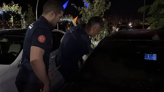 Bebeğini arabada unuttu, hıncını gazetecilerden çıkardı
