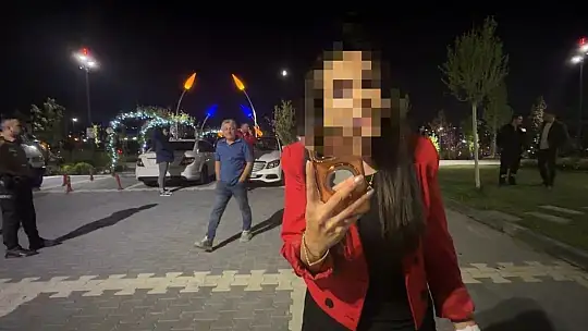 Bebeğini arabada unuttu, hıncını gazetecilerden çıkardı