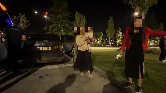 Bebeğini arabada unuttu, hıncını gazetecilerden çıkardı