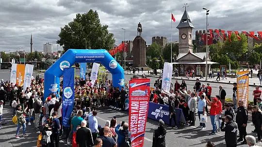 Bebekler ve çocuklar Uluslararası Kayseri Yarı Maratonu'na renk kattı
