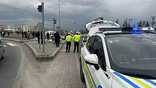 Belediye otobüsü ile otomobil çarpıştı: 9 yaralı
