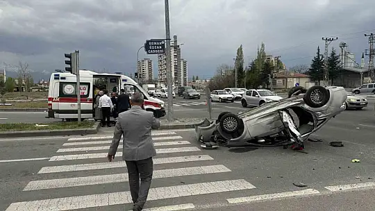 Belediye otobüsü ile otomobil çarpıştı: 9 yaralı
