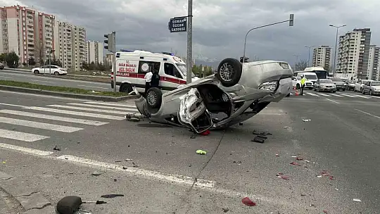 Belediye otobüsü ile otomobil çarpıştı: 9 yaralı