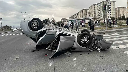 Belediye otobüsü ile otomobil çarpıştı: 9 yaralı