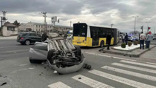 Belediye otobüsü ile otomobil çarpıştı: 9 yaralı