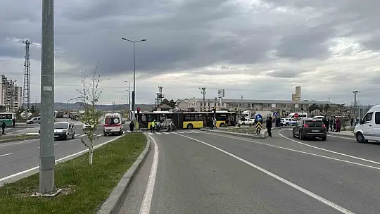 Belediye otobüsü ile otomobil çarpıştı: 9 yaralı