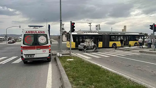 Belediye otobüsü ile otomobil çarpıştı: 9 yaralı