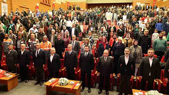 Belediye personeli 1 Mayıs'ta kulakların pasını sildi