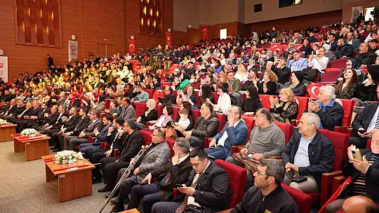 Belediye personeli 1 Mayıs'ta kulakların pasını sildi