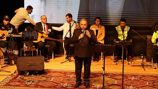 Belediye personeli 1 Mayıs'ta kulakların pasını sildi
