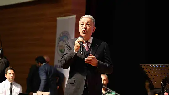 Belediye personeli 1 Mayıs'ta kulakların pasını sildi