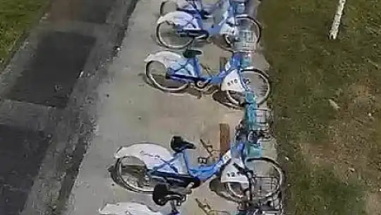 Belediyenin bisikletlerine böyle zarar verdiler