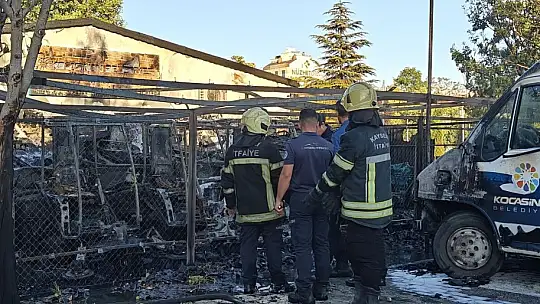 Belediyenin temizlik araçları küle döndü
