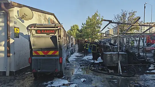 Belediyenin temizlik araçları küle döndü