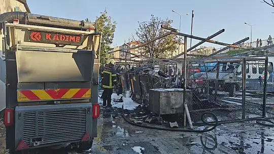 Belediyenin temizlik araçları küle döndü