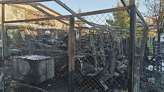 Belediyenin temizlik araçları küle döndü