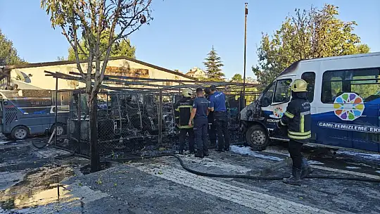 Belediyenin temizlik araçları küle döndü