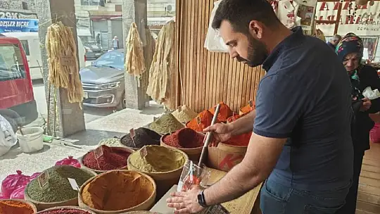 Bıçakçılarda ve baharatçılarda bayram yoğunluğu