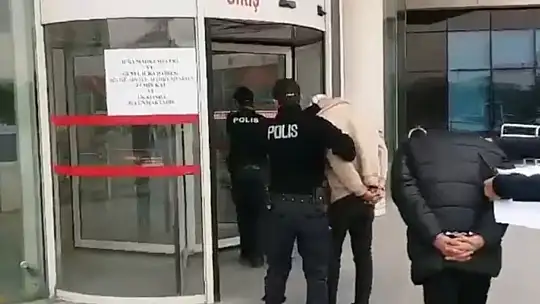 Bıçakla gasp yapan şüpheliler 85 saatlik kamera kaydı incelenerek yakalandı