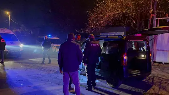 Bıçakla yaralanan şahıs, aracıyla hastaneye gitmeye çalıştı