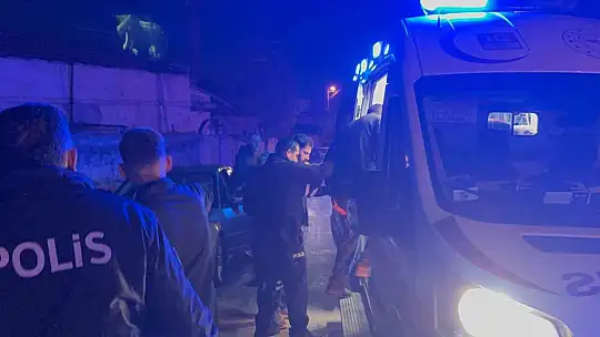 Bıçakla yaralanan şahıs, aracıyla hastaneye gitmeye çalıştı
