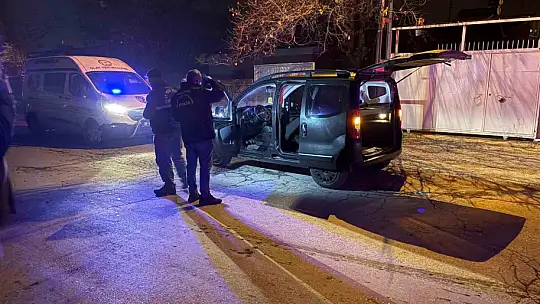 Bıçakla yaralanan şahıs, aracıyla hastaneye gitmeye çalıştı