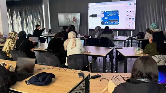 Bilişim Akademisi'nde Fen Bilgisi öğretmen adaylarına eğitim