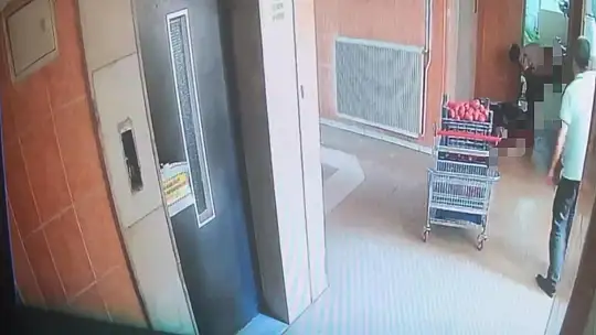 Bina görevlisini eşinin yanında defalarca bıçaklamış