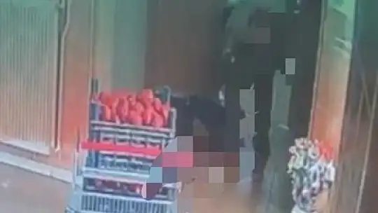 Bina görevlisini eşinin yanında defalarca bıçaklamış