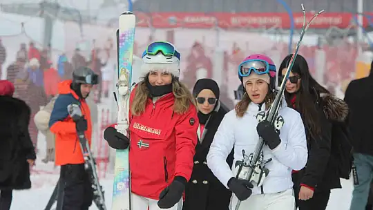 Binlerce kişi soluğu Erciyes'te aldı