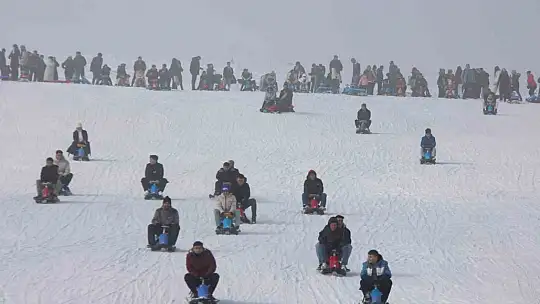 Binlerce kişi soluğu Erciyes'te aldı
