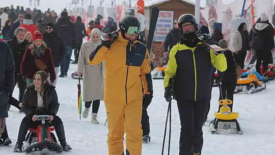 Binlerce kişi soluğu Erciyes'te aldı