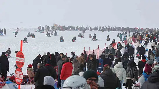 Binlerce kişi soluğu Erciyes'te aldı