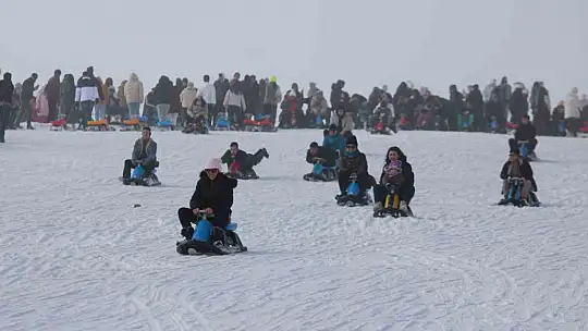 Binlerce kişi soluğu Erciyes'te aldı