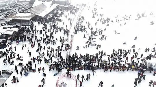 Binlerce kişi soluğu Erciyes'te aldı