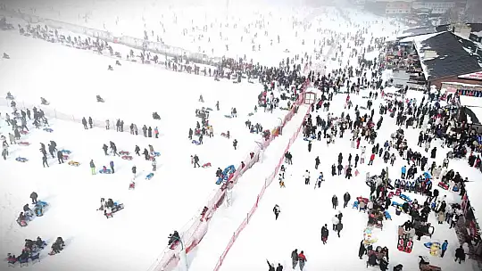Binlerce kişi soluğu Erciyes'te aldı