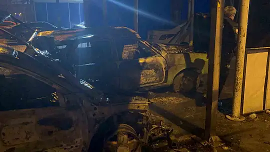 Bir gün önce oto sanayiye bırakılan kazalı otomobil alev aldı