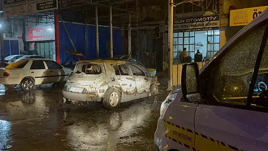 Bir gün önce oto sanayiye bırakılan kazalı otomobil alev aldı