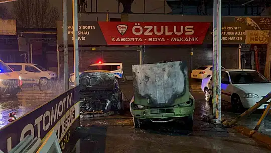 Bir gün önce oto sanayiye bırakılan kazalı otomobil alev aldı