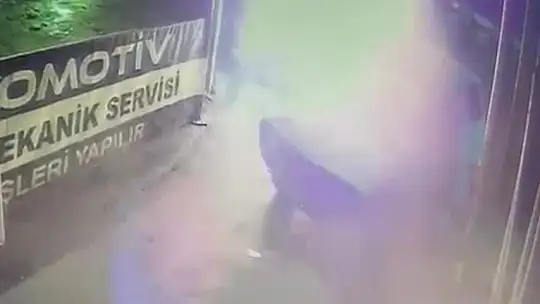 Bir gün önce oto sanayiye bırakılan kazalı otomobil alev aldı