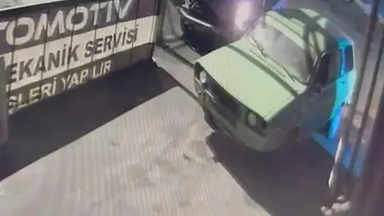 Bir gün önce oto sanayiye bırakılan kazalı otomobil alev aldı