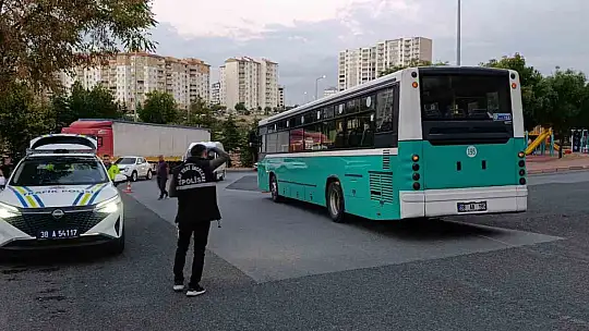 Bisikletiyle halk otobüsünün altında kalan çocuk hayatını kaybetti