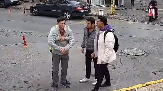 Boğazına şeker kaçan genci Heimlich manevrası ile kurtardı