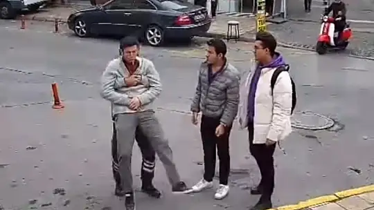 Boğazına şeker kaçan genci Heimlich manevrası ile kurtardı