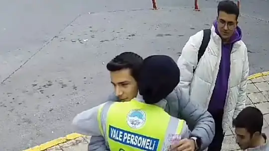 Boğazına şeker kaçan genci Heimlich manevrası ile kurtardı