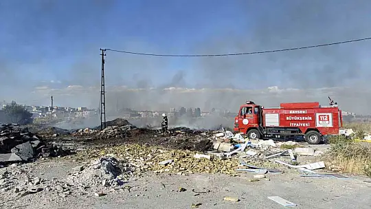 Boş arazide çıkan atık yangını söndürüldü